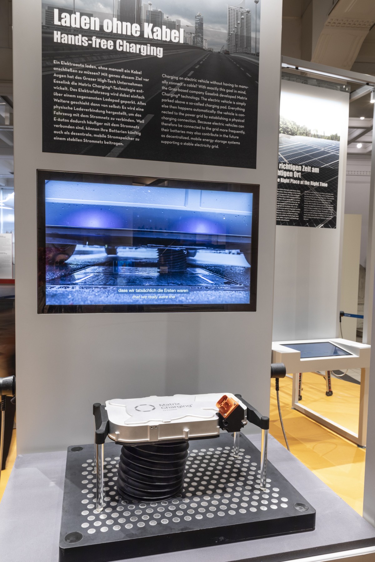 Station „Laden ohne Kabel“, die mit Matrix Charging eine Technologie für automatisiertes Laden präsentiert (Easelink)