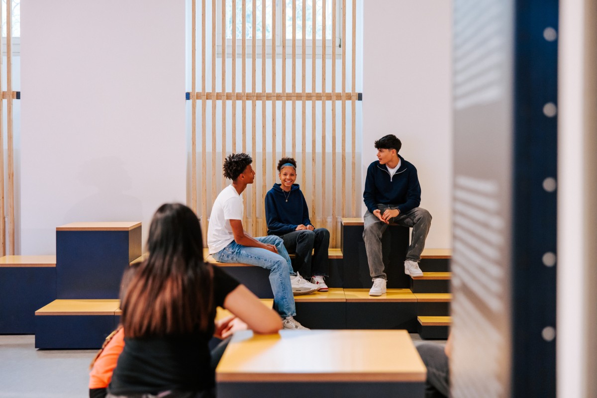 Jugendliche in der Dauerausstellung „Klima. Wissen. Handeln!“