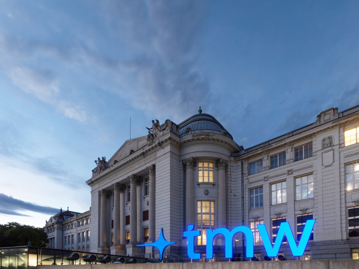 Vorderansicht des Technischen Museums Wien in der Nacht