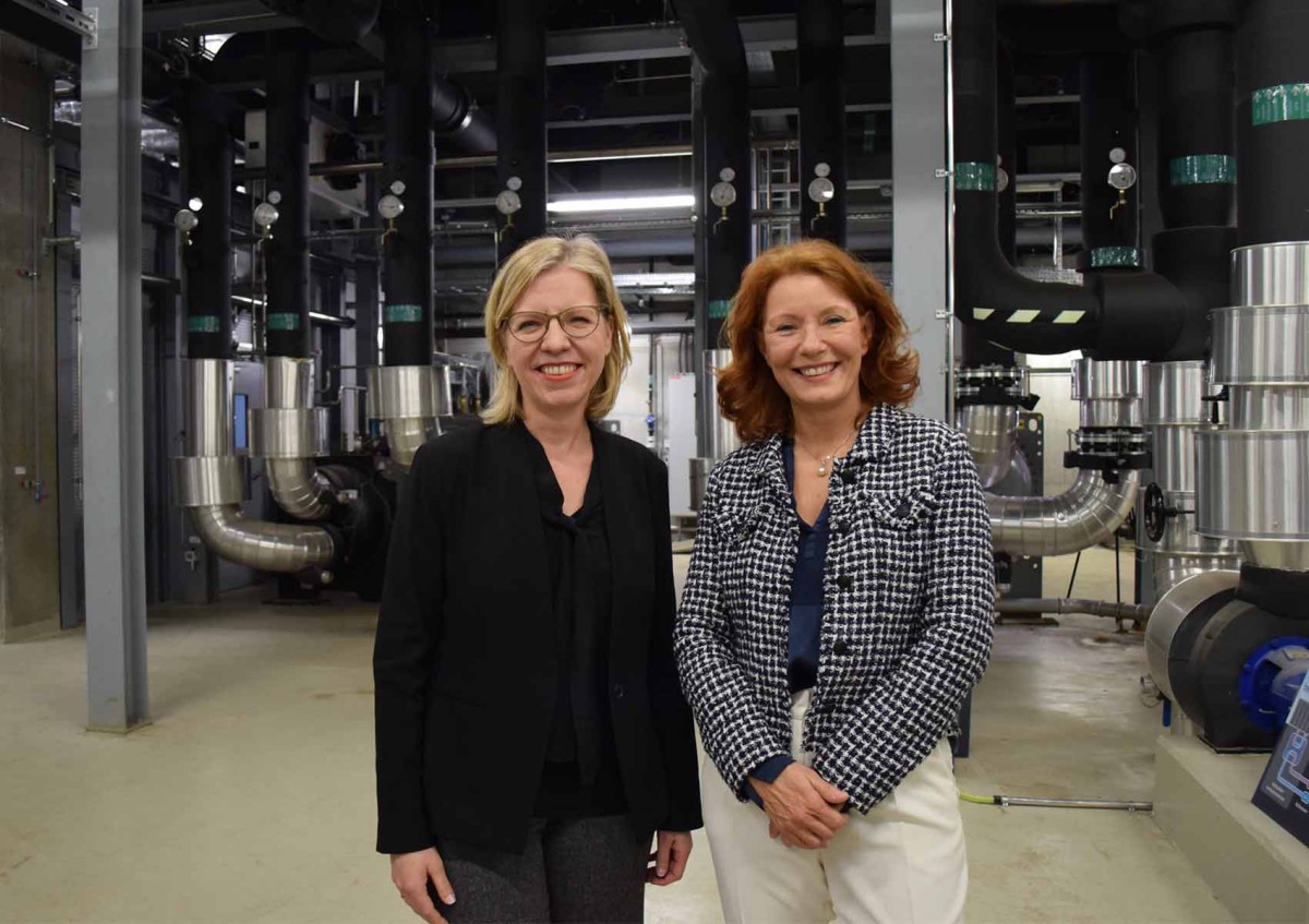 Im Jänner 2024 wurde die Grätzl-Heizung in Wien-Floridsdorf eröffnet. Am Bild: Klimaschutzministerin Leonore Gewessler (li.) und die Generaldirektorin des Wiener Gesundheitsverbundes, Evelyn Kölldorfer-Leitgeb: Im Jänner 2024 wurde die Grätzl-Heizung in Wien-Floridsdorf eröffnet. Am Bild: Klimaschutzministerin Leonore Gewessler (li.) und die Generaldirektorin des Wiener Gesundheitsverbundes, Evelyn Kölldorfer-Leitgeb