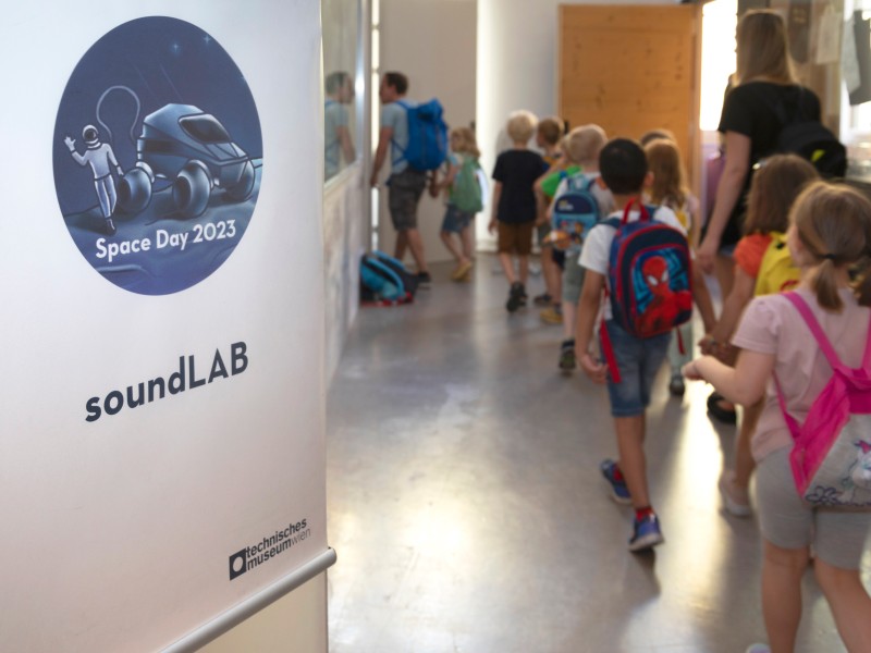 : Eine Gruppe vom Kindergarten Dadlergasse am Weg ins TMW-soundLAB – zur Aufnahme für den „ROCKET SCIENCE-Song“