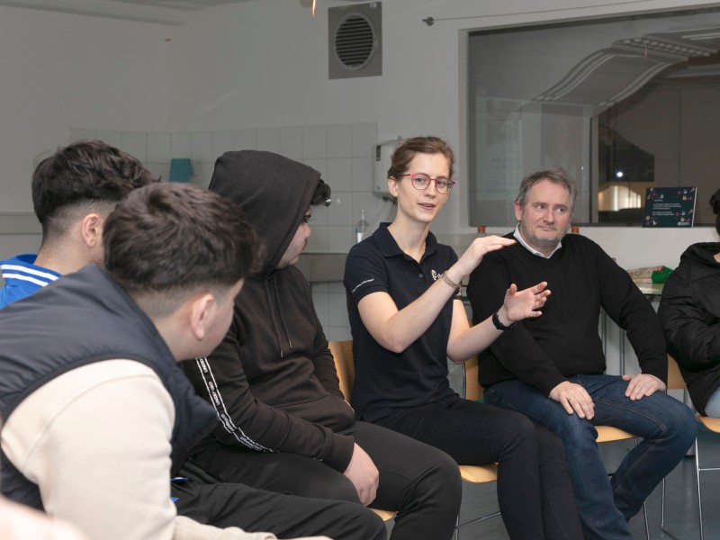 : The school class talking with Carmen Possnig.