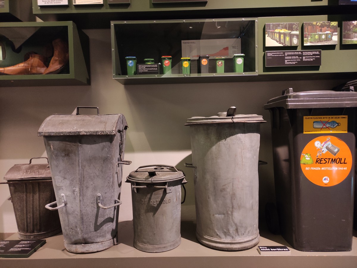 Abfallbehälter in der Schausammlung des TMW, 1920er- bis 1970er-Jahre: Abfallbehälter in der Schausammlung des TMW, 1920er- bis 1970er-Jahre