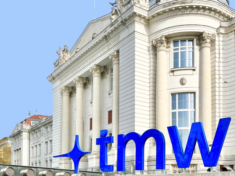 Außenansicht des Technischen Museums Wien mit  dem Logo vor der historischen Fassade. 3: 