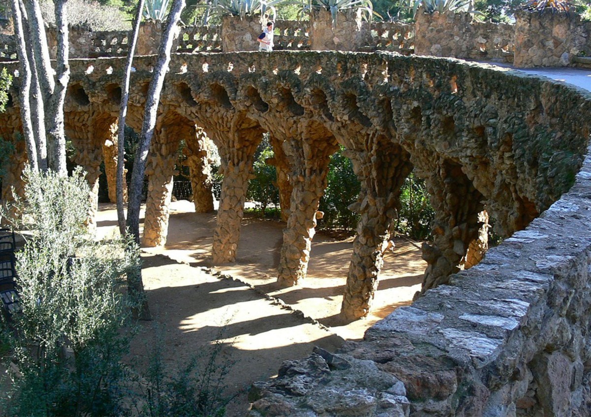 Auch im Güell-Park in Barcelona kann man Antoni Gaudís Faible für eine an die Natur angelehnte Optik erkennen.: Auch im Güell-Park in Barcelona kann man Antoni Gaudís Faible für eine an die Natur angelehnte Optik erkennen