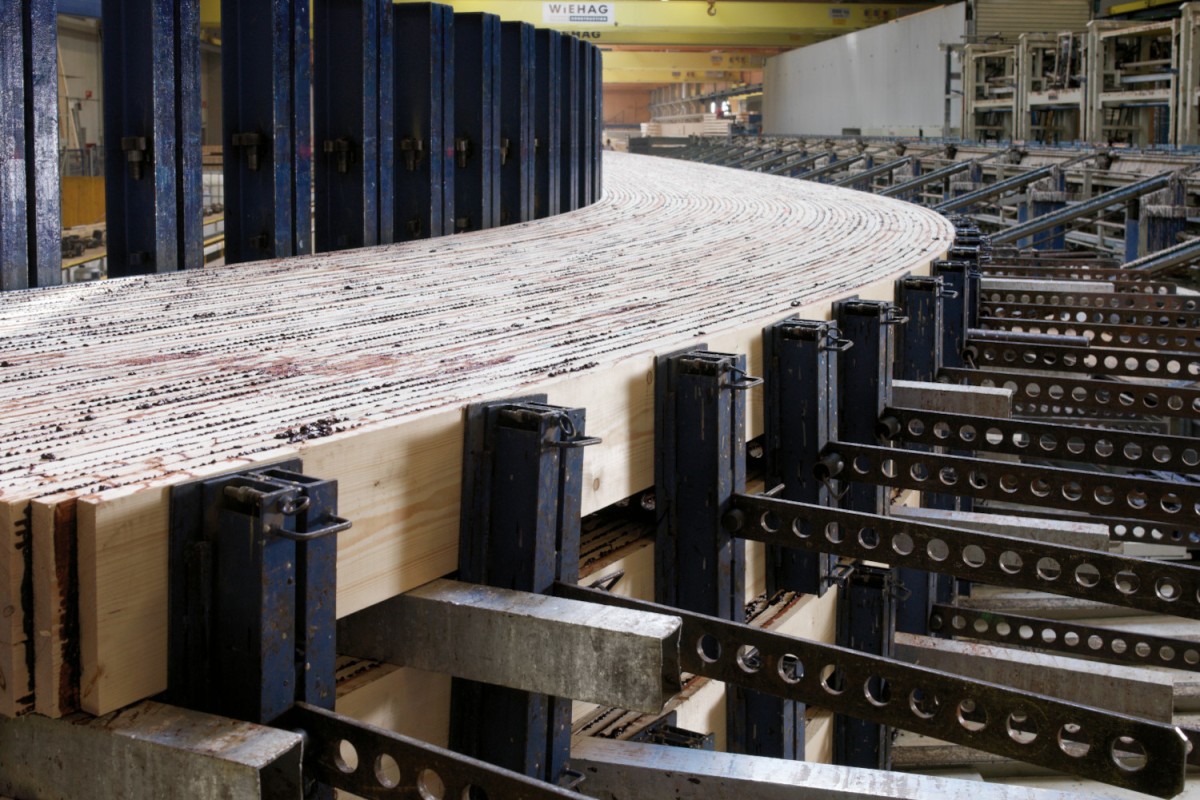 Die Holzstäbe bestehen aus mehreren Lagen, die vor dem Aushärten des Leims in Form gebogen wurden: Die Holzstäbe bestehen aus mehreren Lagen, die vor dem Aushärten des Leims in Form gebogen wurden