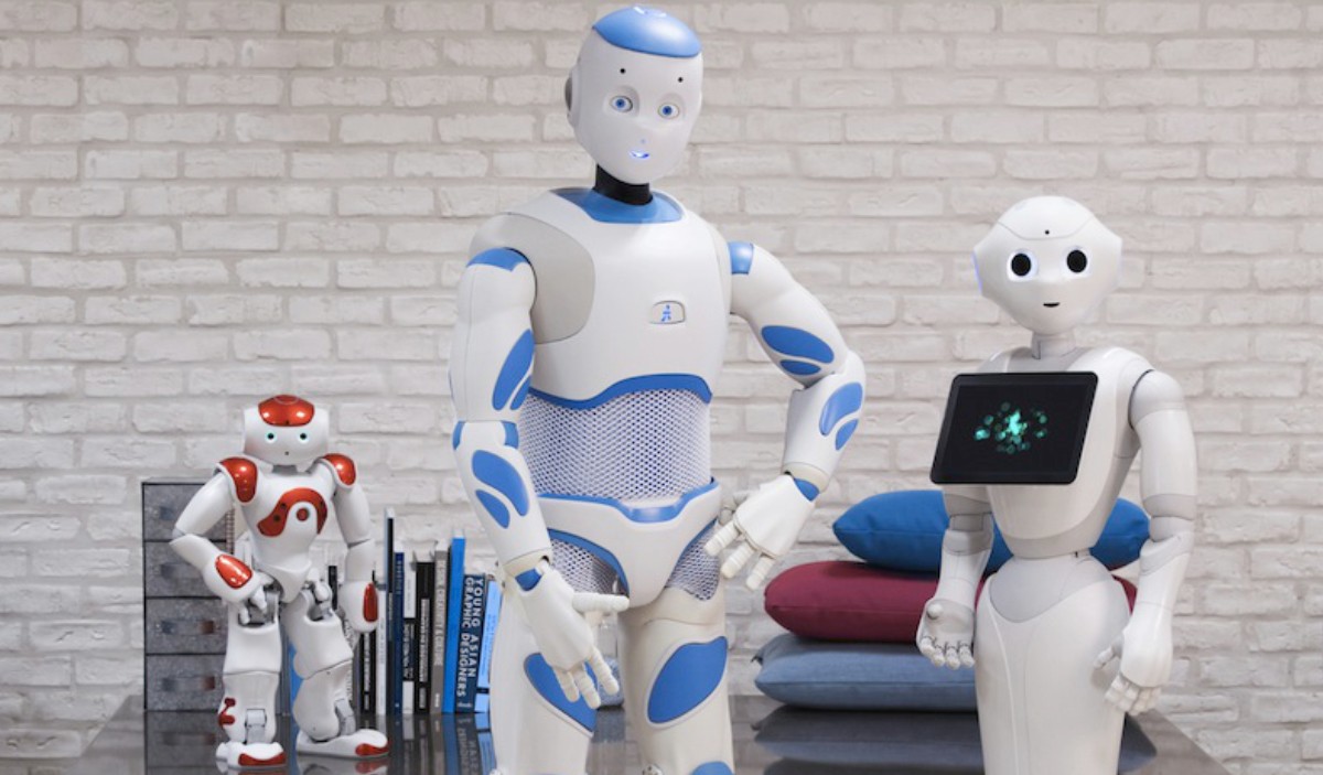 Der humanoide Roboter Pepper (rechts) kann Emotionen zeigen sowie Objekte, Gesichter und Gegenstände erkennen: Der humanoide Roboter Pepper (rechts) kann Emotionen zeigen sowie Objekte, Gesichter und Gegenstände erkennen