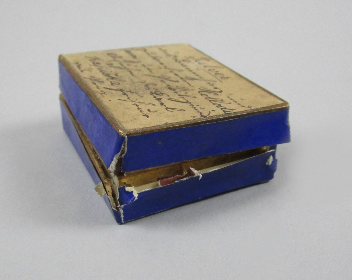 Die blaue Kartonschachtel wies starke Gebrauchsspuren auf ...: Die blaue Kartonschachtel wies starke Gebrauchsspuren auf ...