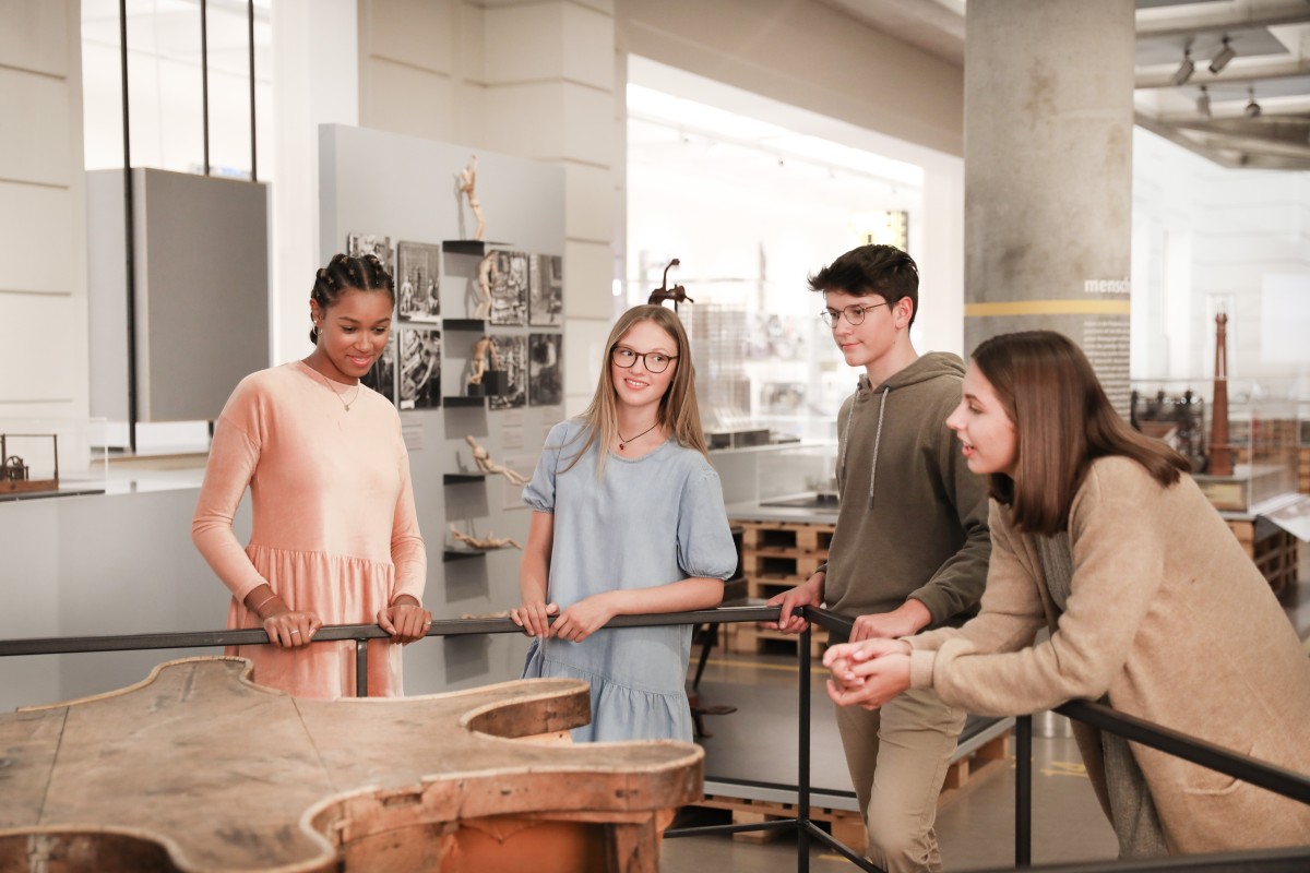 Besucher_innengruppe in der Dauerausstellung „Schwerindustrie“