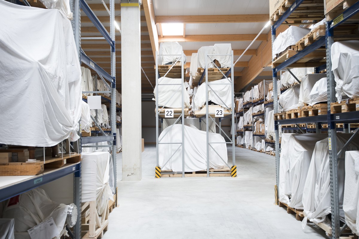 Blick in das Depot Haringsee: Verhüllte Exponate in Exponaten