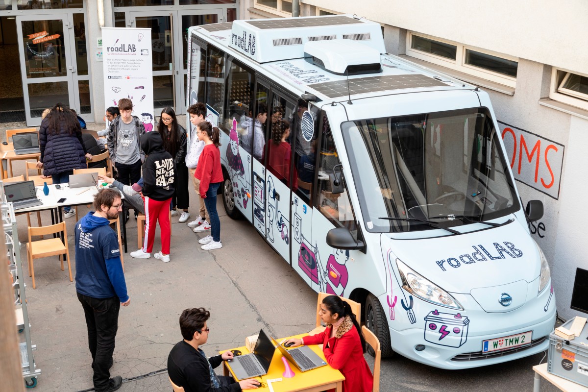 Das mobile Vermittlungsformat „roadLAB“: Das Museum tourt mit einem zu einer digitalen Werkstatt aufgerüsteten E-Bus und einem fachkundigen Betreuungsteam durch ganz Österreich