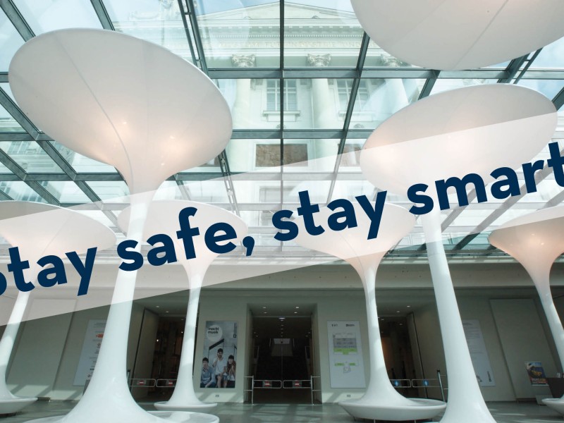 : Eingangshalle mit Slogan "Stay safe, stay smart."