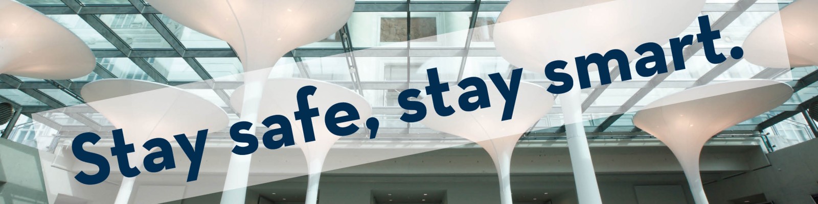 : Eingangshalle mit Slogan "Stay safe, stay smart."