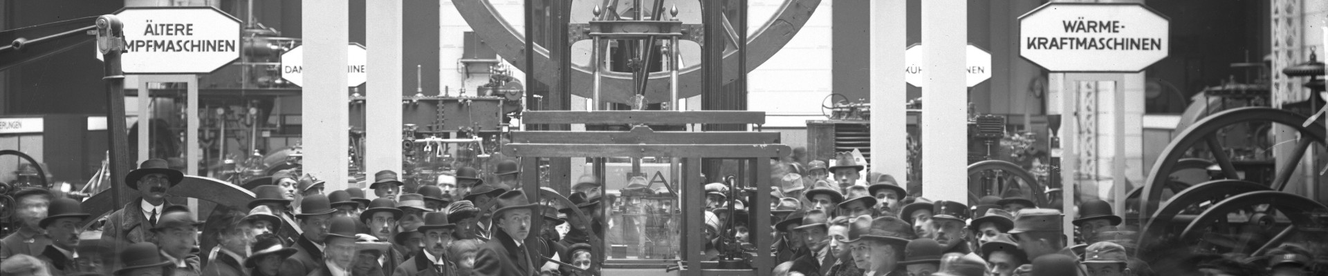 Visitors in the machine hall of the Technical Museum for Industry and Trade in Vienna, 1918: 