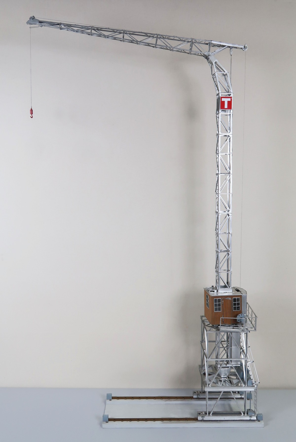 Das Kranmodell Kaiser und Schlaudecker Typ 14 M im Maßstab 1:20. Der unten drehende Originalkran mit Nadelausleger wurde 1920 gebaut: Das Kranmodell Kaiser und Schlaudecker Typ 14 M im Maßstab 1:20. Der unten drehende Originalkran mit Nadelausleger wurde 1920 gebaut