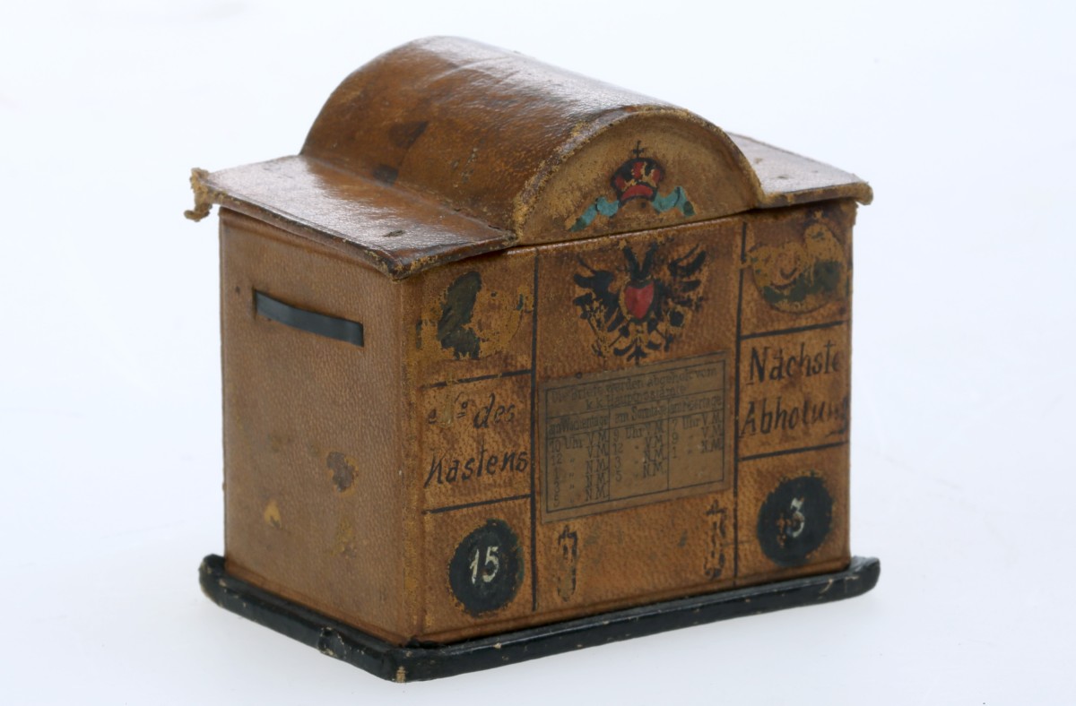 Damenspende eines Wiener Postballs um 1890 (Stadtbriefkasten, aufklappbar): Damenspende eines Wiener Postballs um 1890 (Stadtbriefkasten, aufklappbar)