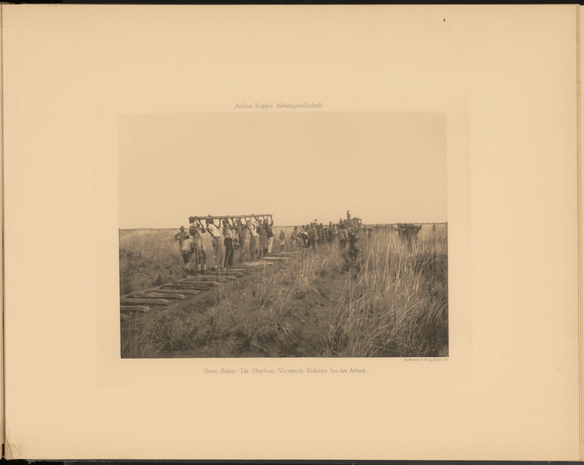 Otavibahn (Namibia): Arbeiter:innen beim Verlegen des Gleisbettes, Kupferdruck, 1907: Otavibahn (Namibia): Arbeiter:innen beim Verlegen des Gleisbettes, Kupferdruck, 1907