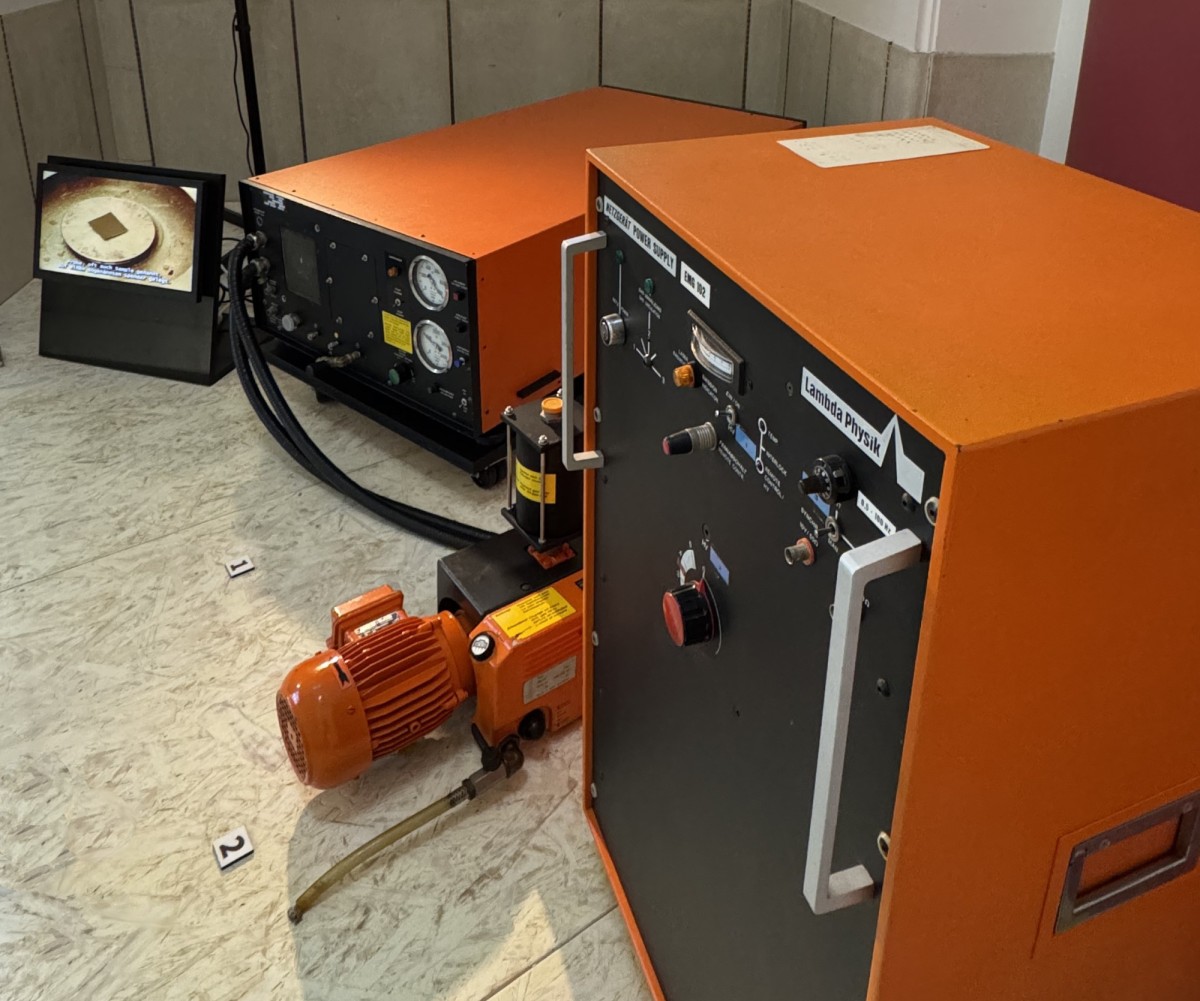 Excimer-Laser EMG 102 mit Vakuumpumpe: Excimer-Laser EMG 102 mit Vakuumpumpe