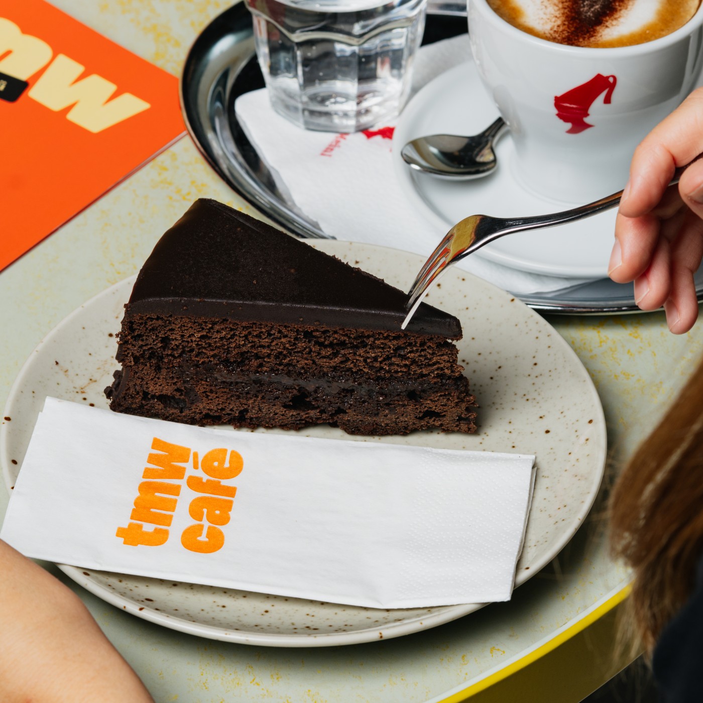 Sachertorte und Kaffee im tmw café: 