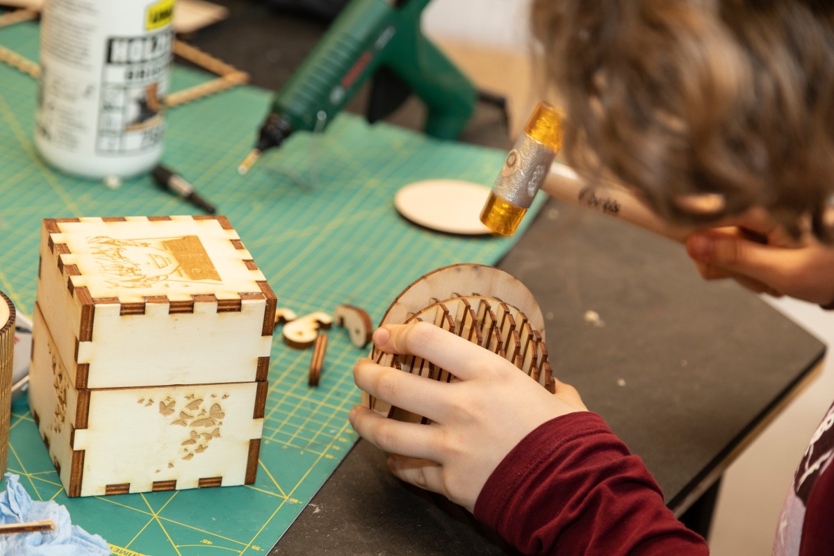 Mit modernen Geräten wie Lasercutter, Thermopresse oder 3D-Drucker können sich Teilnehmende kreativ austoben ...: Mit modernen Geräten wie Lasercutter, Thermopresse oder 3D-Drucker können sich Teilnehmende kreativ austoben ...