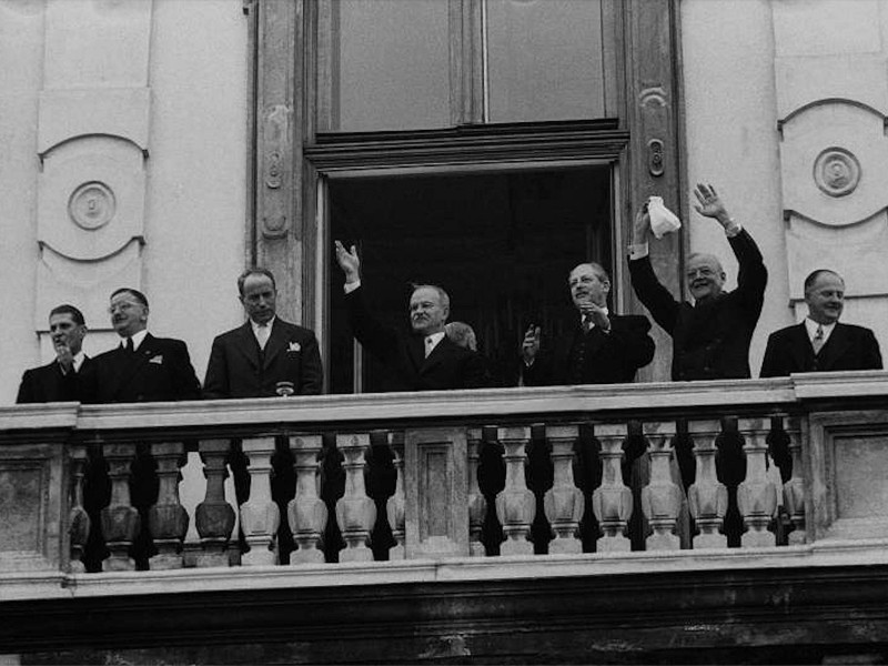 Unterzeichnung des Österreichischen Staatsvertrags im Oberen Belvedere. Unterzeichner grüßen vom Balkon.: 