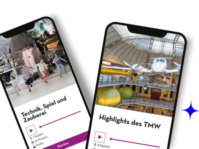 Zwei Smartphones, die Touren der TMW ToGo-App aus dem Technischen Museum Wien zeigen, vor dynamischem, blau-weißem Hintergrund.: 