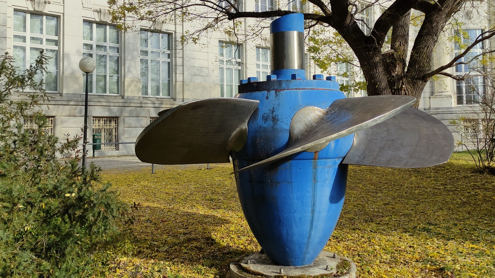 Kaplan-Turbine vor dem Technischen Museum Wien