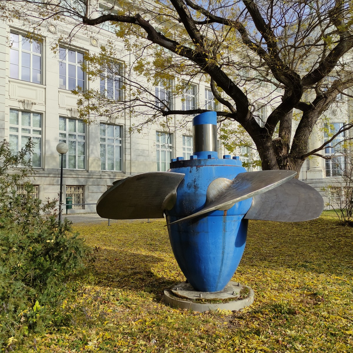 Kaplan-Turbine vor dem Technischen Museum Wien: Kaplan-Turbine vor dem Technischen Museum Wien