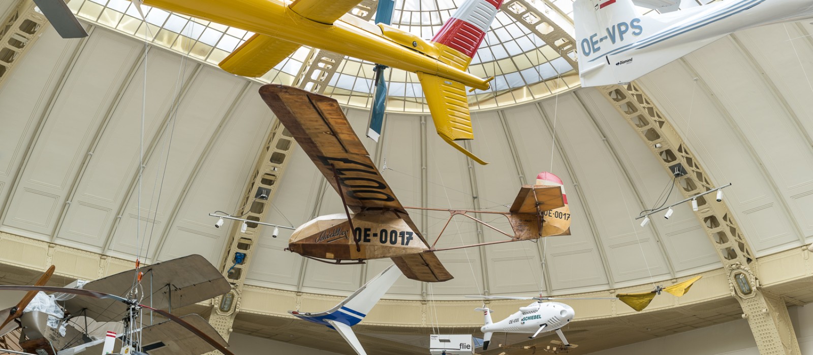 Diverse Flugzeuge in der Ausstellung "Mobilität": 