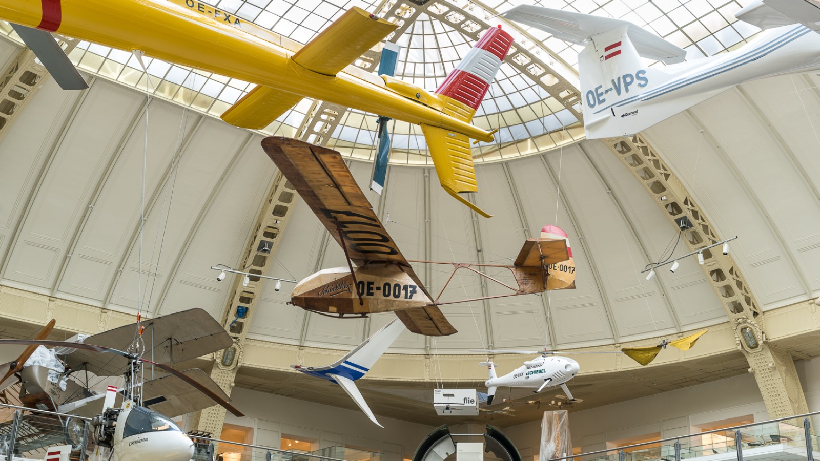 Diverse Flugzeuge in der Ausstellung "Mobilität": 