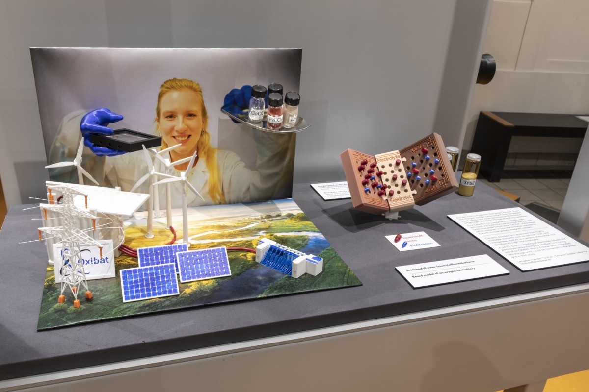 Station „Die Kraft bewahren“ mit Modellen von Windkraftanlagen, Solarzellen und einer Sauerstoffionenbatterie (TU Wien und VERBUND)
