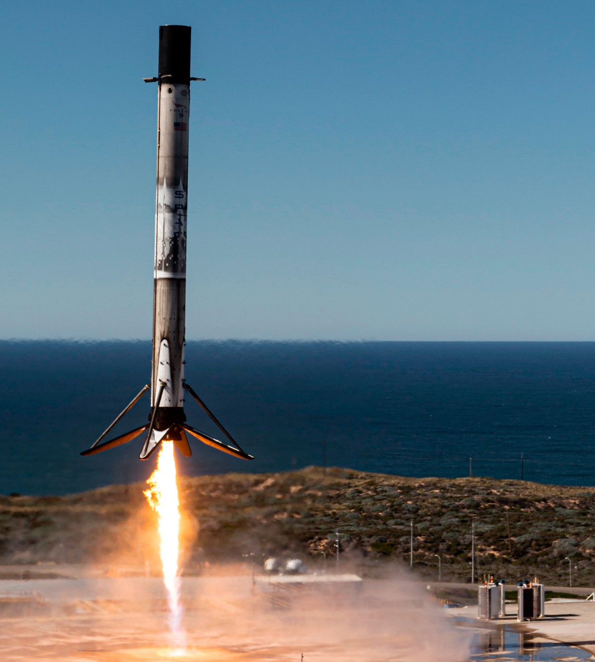 Bei der „Falcon 9“ kann die erste Raketenstufe und die Schutzverkleidung für die Satelliten an der Spitze der Rakete wiederverwendet werden. Im Bild ist die erste Stufe bei der Landung zu sehen: Bei der „Falcon 9“ kann die erste Raketenstufe und die Schutzverkleidung für die Satelliten an der Spitze der Rakete wiederverwendet werden. Im Bild ist die erste Stufe bei der Landung zu sehen