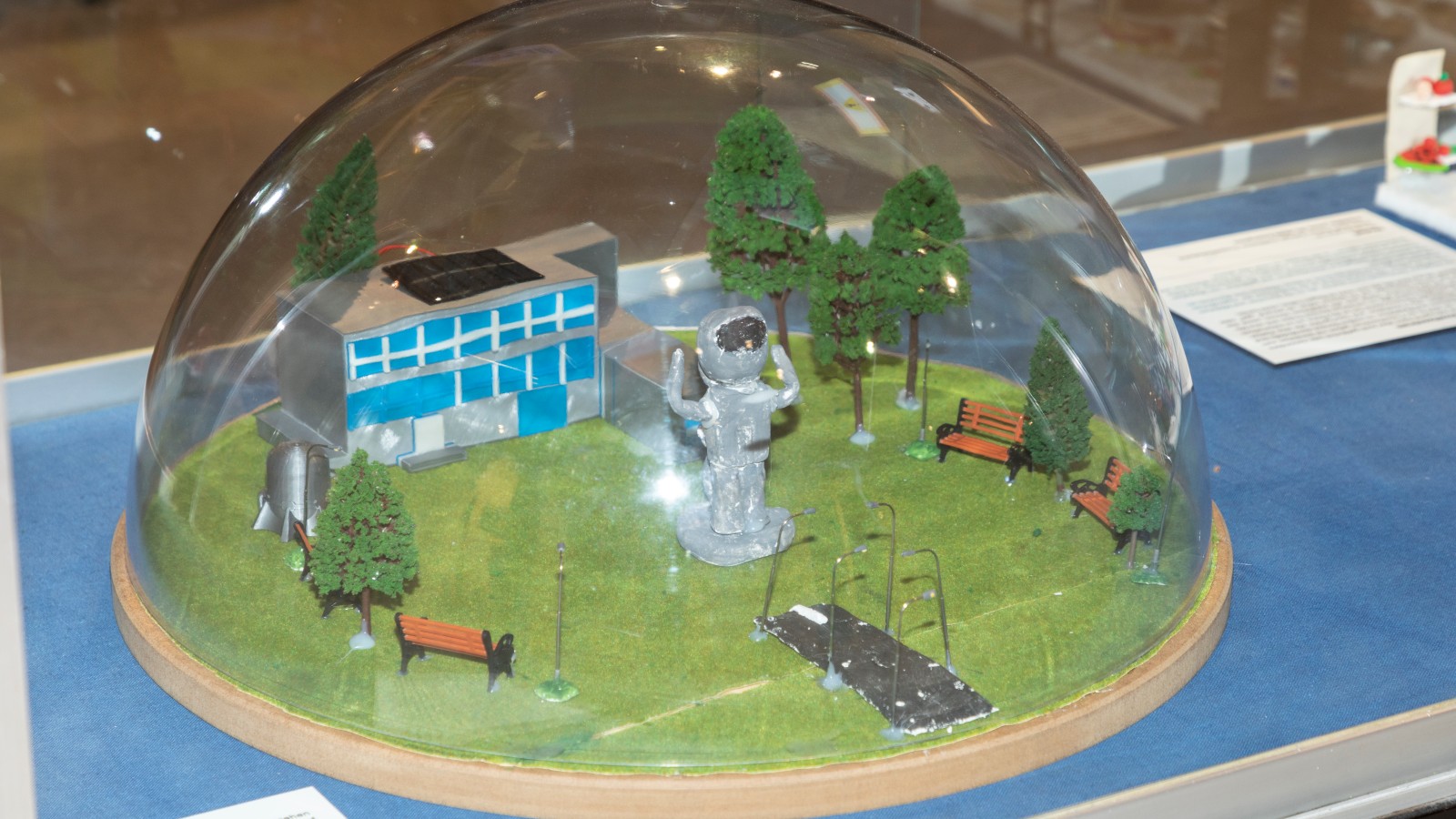 Modell einer Schule auf dem Mond: School on the Moon 