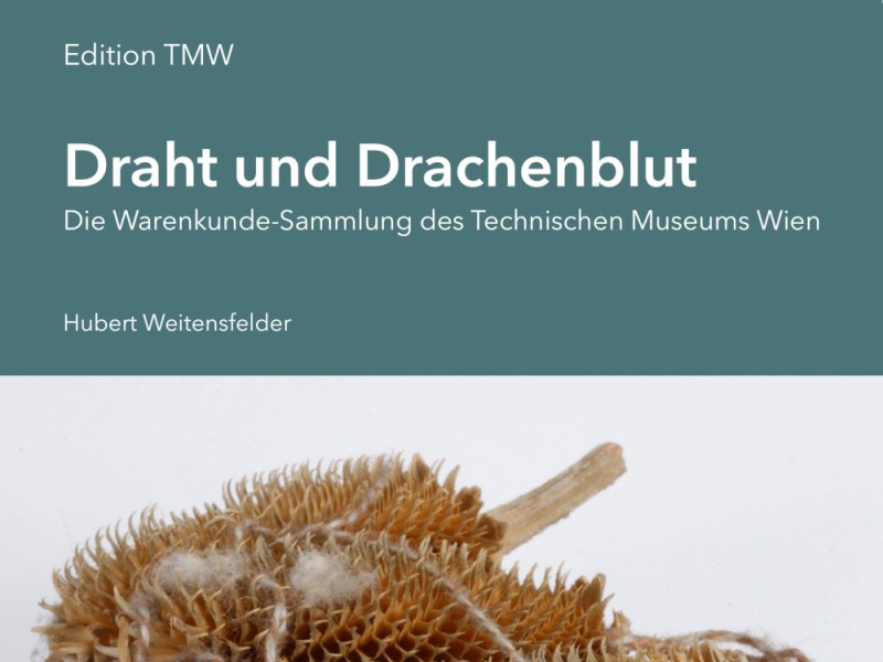 Buchcover mit dem Titel „Draht und Drachenblut – Die Warenkunde-Sammlung des Technischen Museums Wien“ von Hubert Weitensfelder. Oben befindet sich ein türkisfarbener Bereich mit weißer Schrift. Darunter ist auf weißem Hintergrund ein Bündel getrockneter, stacheliger Pflanzenstücke mit faseriger Struktur zu sehen, das mit Fäden zusammengebunden ist; ein kleines Etikett hängt daran. Rechts unten steht vertikal „technisches museum wien“.: Buchcover der Edition TMW, Band 6