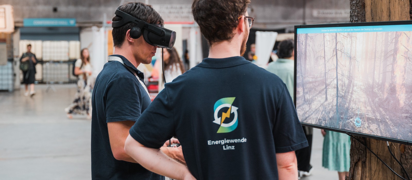 zwei Personen mit einer VR-Brille und einem Bildschirm arbeiten : 