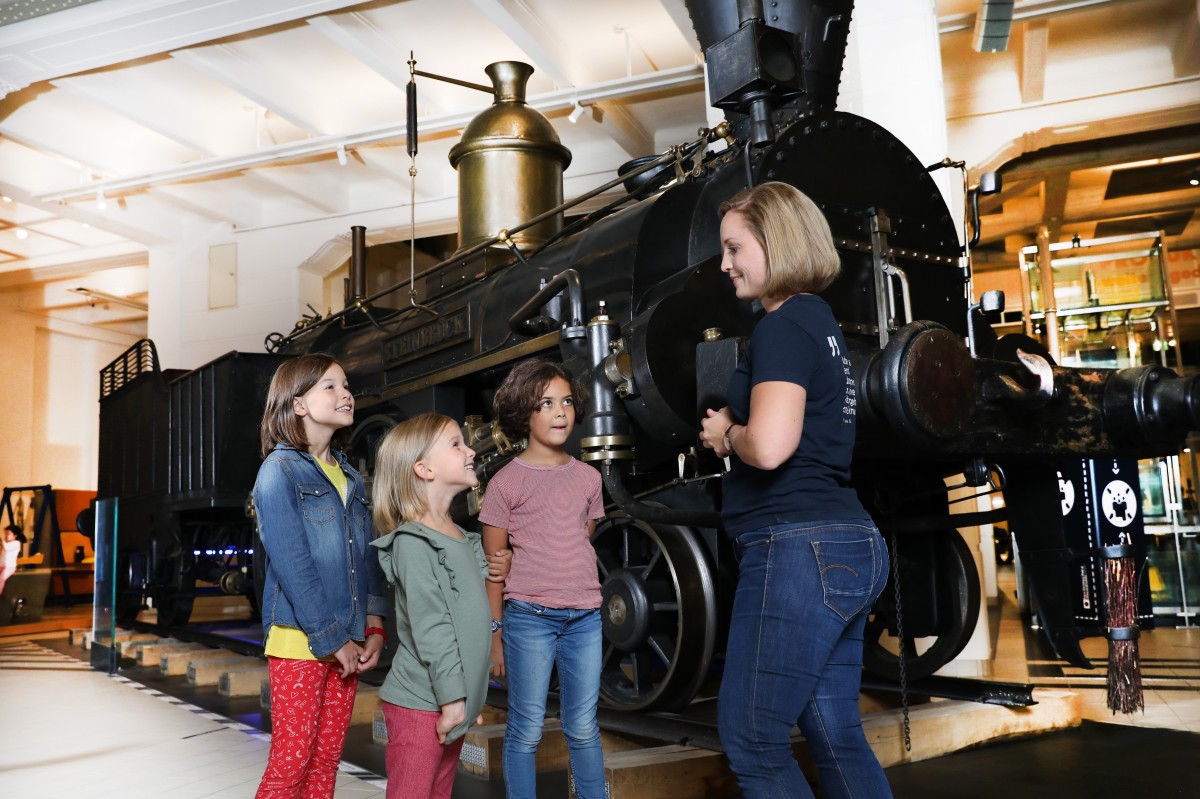 Die „LOK.stars“-Führung begibt sich mit den Teilnehmer_innen auf eine Fahrt durch beinahe 200 Jahre Eisenbahngeschichte