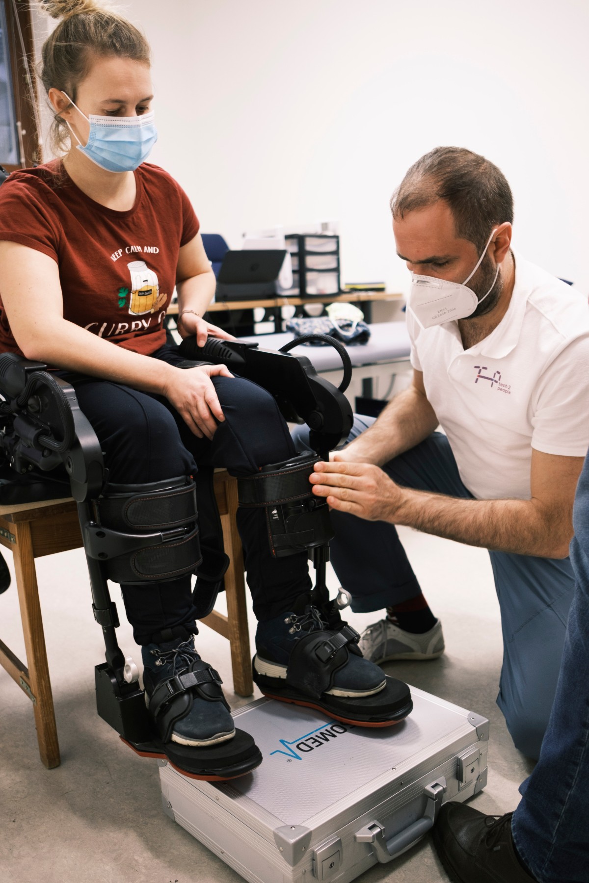 Anlegen eines Exoskeletts: Anlegen eines Exoskeletts