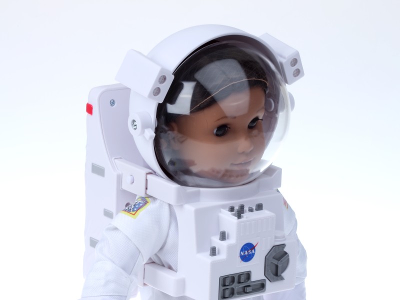Die Puppe „Luciana Vega“ in einem Raumanzug: 