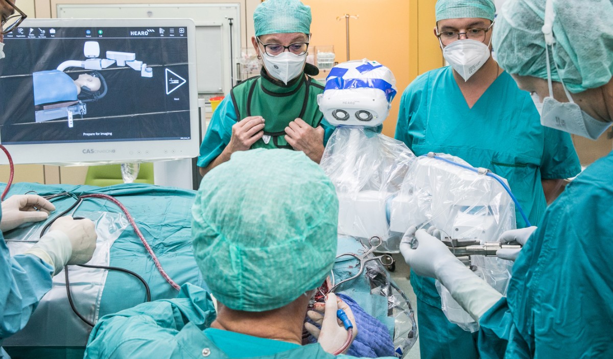 OP-Roboter: Auch am AKH Wien werden bereits mithilfe von Robotern Operationen durchgeführt; im Bild ein auf HNO-Eingriffe spezialisiertes Modell: OP-Roboter: Auch am AKH Wien werden bereits mithilfe von Robotern Operationen durchgeführt; im Bild ein auf HNO-Eingriffe spezialisiertes Modell