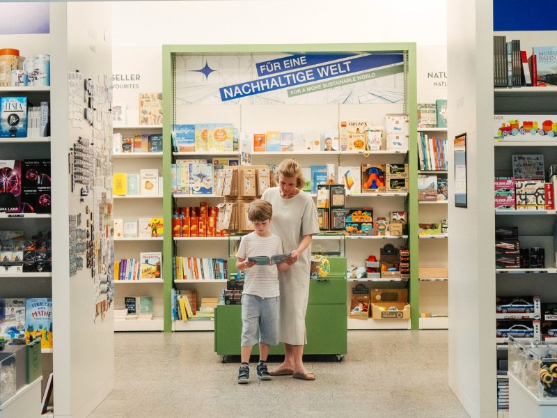 Besucher:innen stöbern im Museumsshop des Technischen Museums Wien 1: 