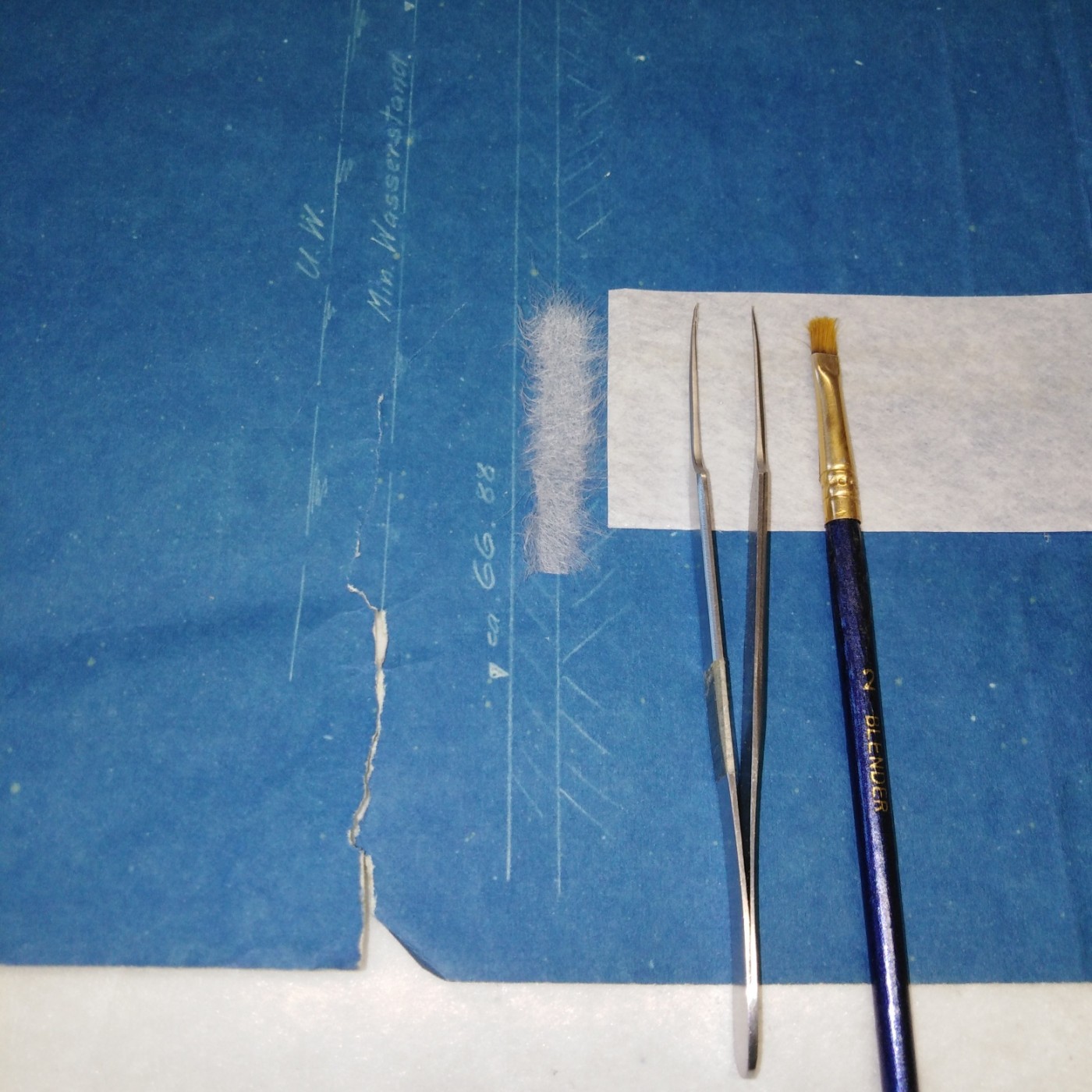 Rissverklebung mit Japanpapier an einer Cyanotypie: Rissverklebung mit Japanpapier an einer Cyanotypie