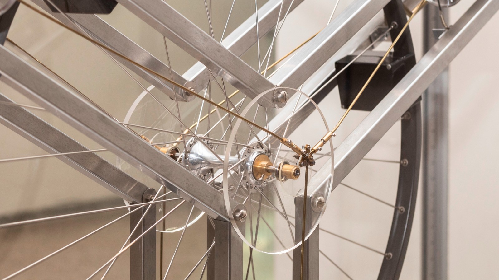 Das „Perpetuum Mobile“ kann auch in der Eingangshalle des Technischen Museums Wien bewundert werden