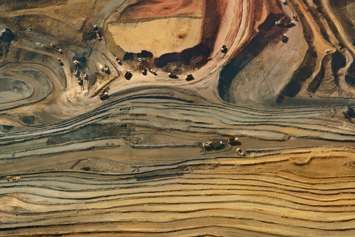 Was diese Bilder jedoch tatsächlich zeigen, ist, wie der Megaminenbergbau die Landschaft verändert und Verschmutzung von Flüssen und Land verursacht: Was diese Bilder jedoch tatsächlich zeigen, ist, wie der Megaminenbergbau die Landschaft verändert und Verschmutzung von Flüssen und Land verursacht
