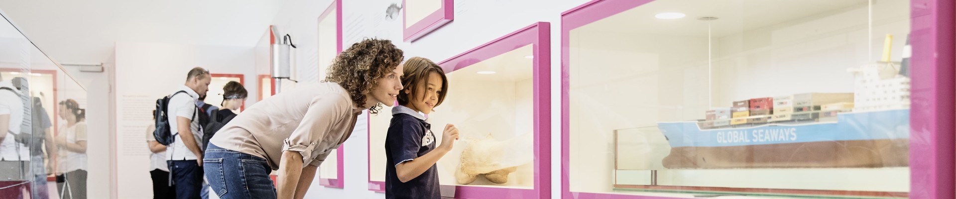 Woman with a child visiting the Technical Museum Wien: 