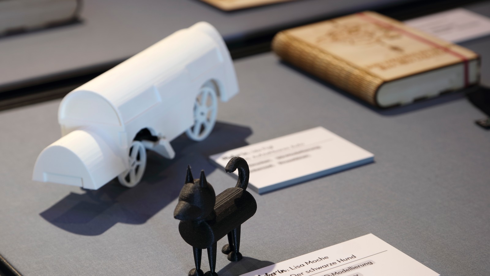 Maker*Sisters Pop-up-Ausstellung 2020 -  Der schwarze Hund, selbstfahrendes Auto, Kompass-Buch