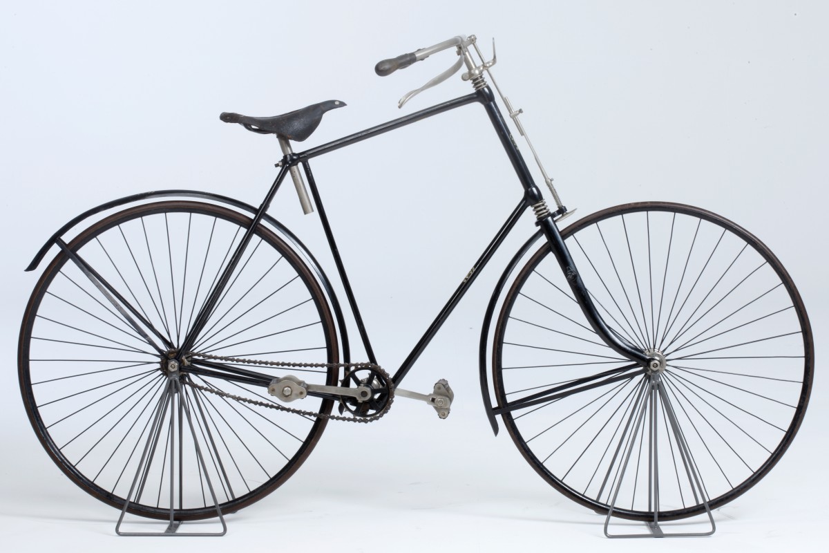 Styria – Niederrad: 1890 das erste in Österreich in Serie erzeugte Fahrrad mit Vollgummibereifung und somit einem Stück Kolonialgeschichte in den Reifen: Styria – Niederrad: 1890 das erste in Österreich in Serie erzeugte Fahrrad mit Vollgummibereifung und somit einem Stück Kolonialgeschichte in den Reifen