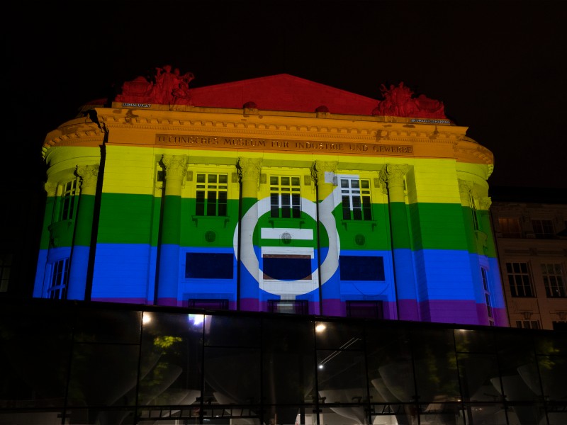 Fassadenprojektion von Xaver Hopfgartner (Regenbogenfahne zum Pride Month 2022 im Technischen Museum Wien)