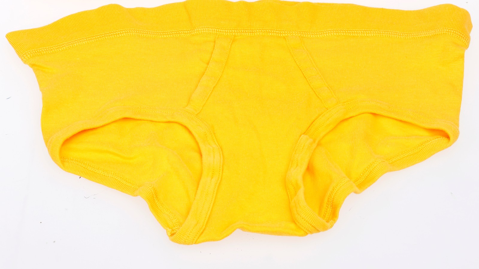 Um zu kontrollieren, dass nur die dafür gedachte Kleidung getragen wird, ist der AKW-Arbeitsanzug durchsichtig. Die dazu gehörige Unterwäsche ist gelb, da gut sichtbar, Hersteller: Benedikt Mäser Textil GmbH, 1975