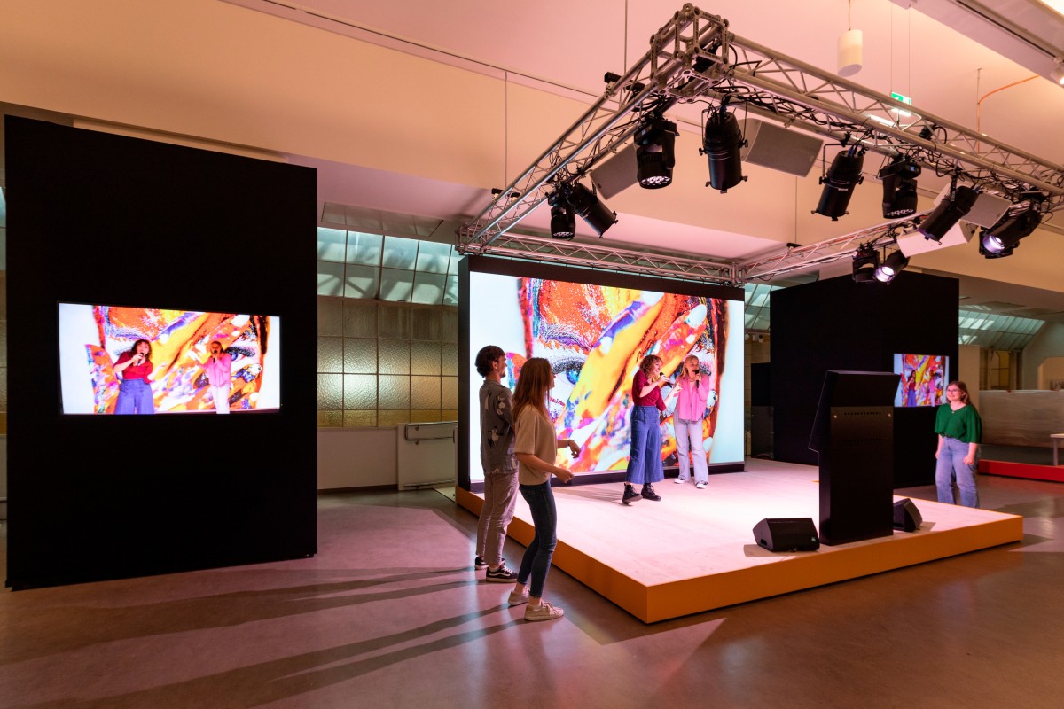 Teil der Showbühne ist eine 12 m² große LED-Monitorwand, auf der computergenerierte Motive eingeblendet werden und vor der sich die NutzerInnen gekonnt in Szene setzen können – einzigartige Selfies sind damit garantiert!