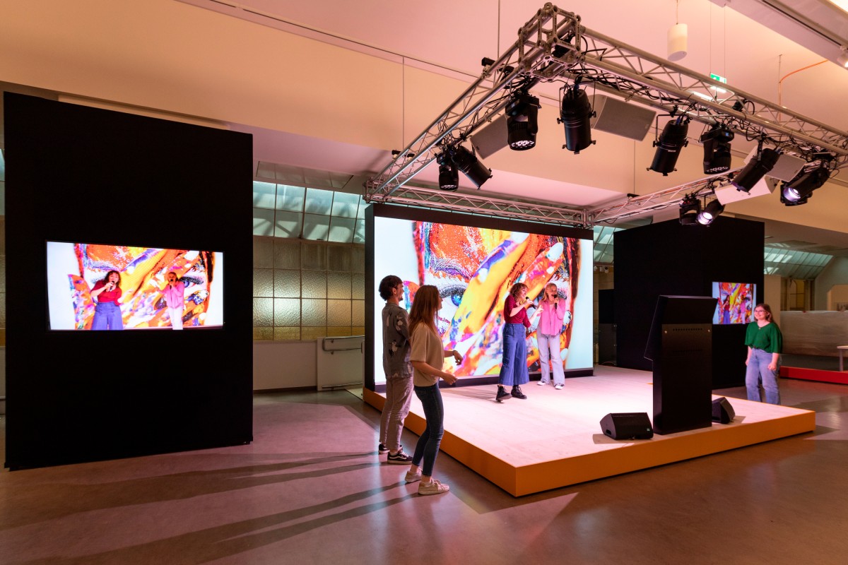 Teil der Showbühne ist eine 12 m² große LED-Monitorwand, auf der computergenerierte Motive eingeblendet werden und vor der sich die NutzerInnen gekonnt in Szene setzen können – einzigartige Selfies sind damit garantiert!